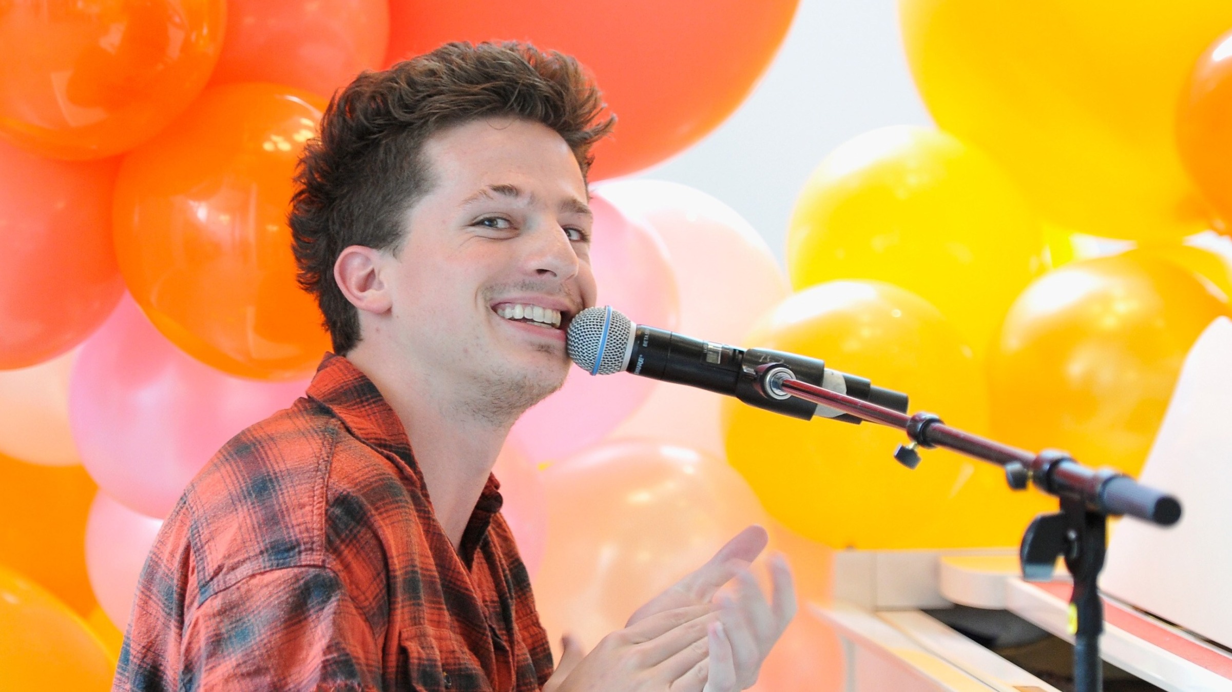 Charlie Puth Kondigt Nieuwe Muziek Aan Qmusic