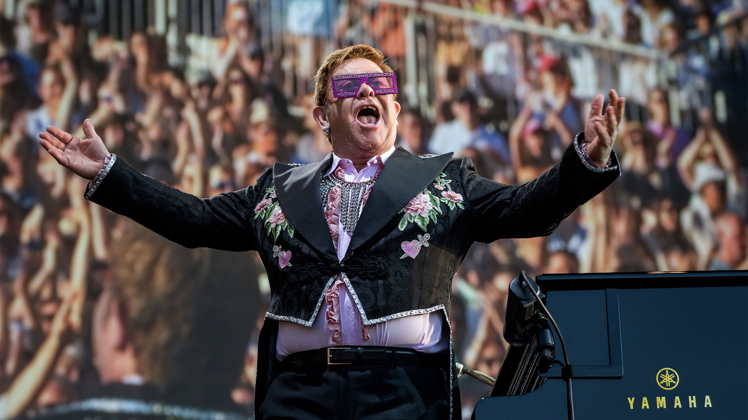 Elton John neemt afscheid van podium - Joe