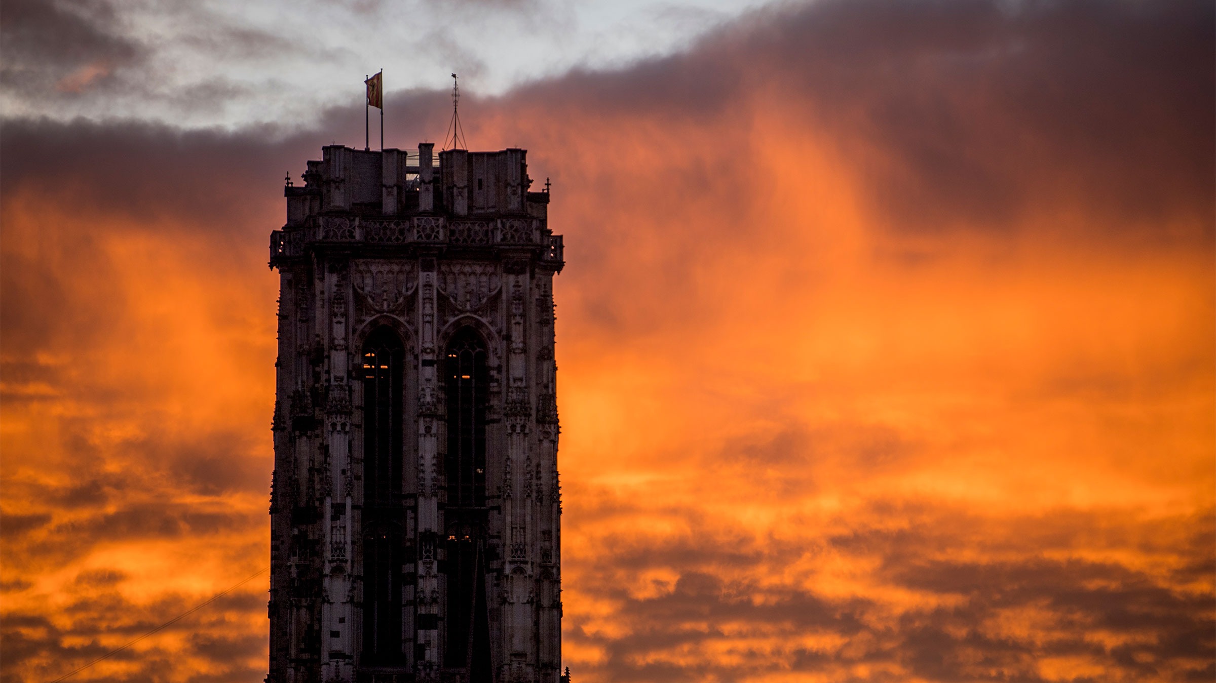 Woensdag: Sven & Anke live van op de Sint-Romboutstoren in Mechelen Joe romboutstoren zon