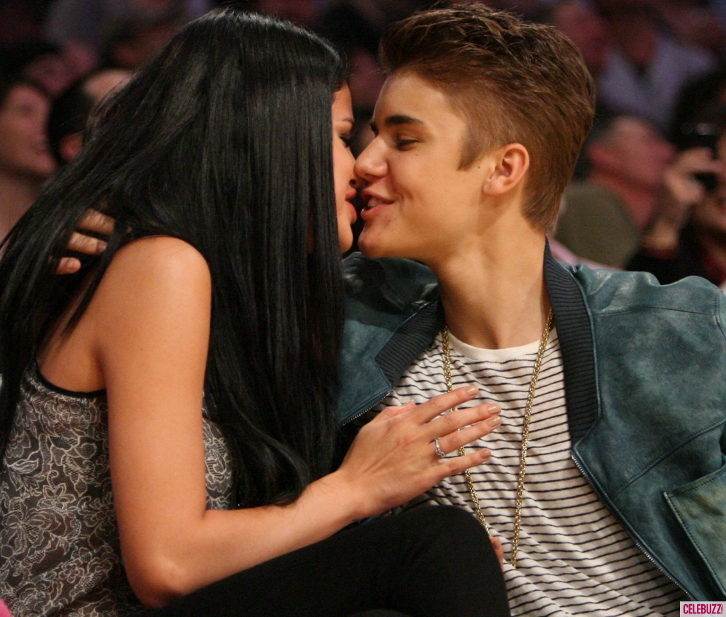 Justin bieber and selena gomez kiss at lakers game and pose with young fan 1 1024x87011 0