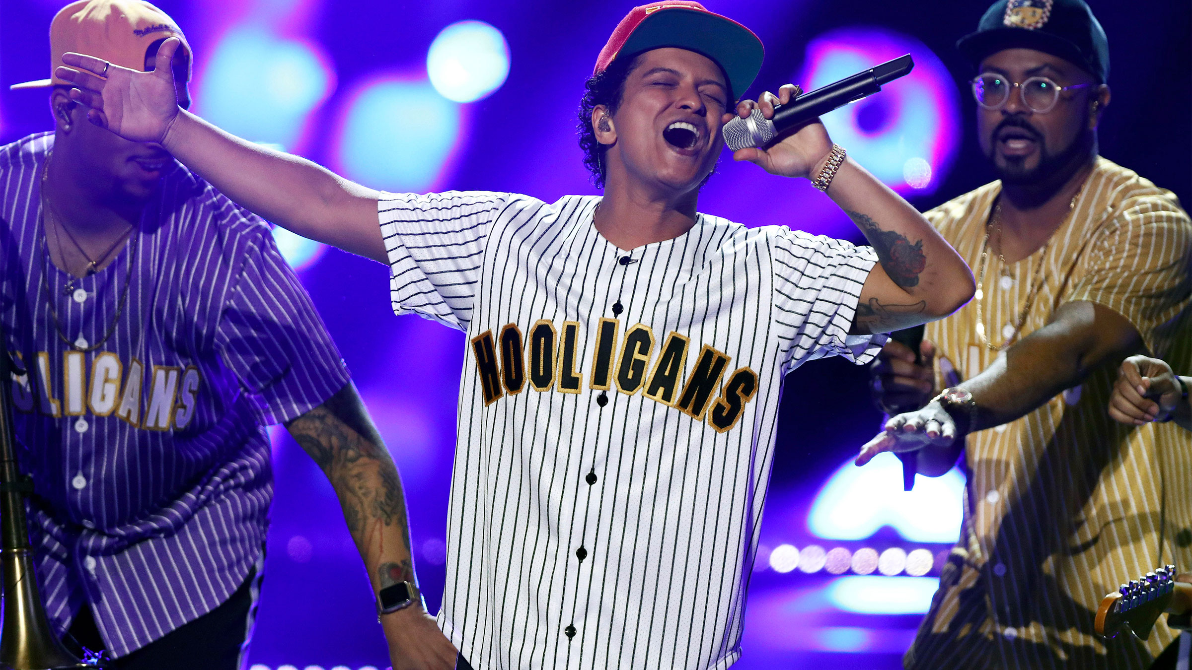 Bruno Mars pakt 6 Grammy Awards Bruno nieuw