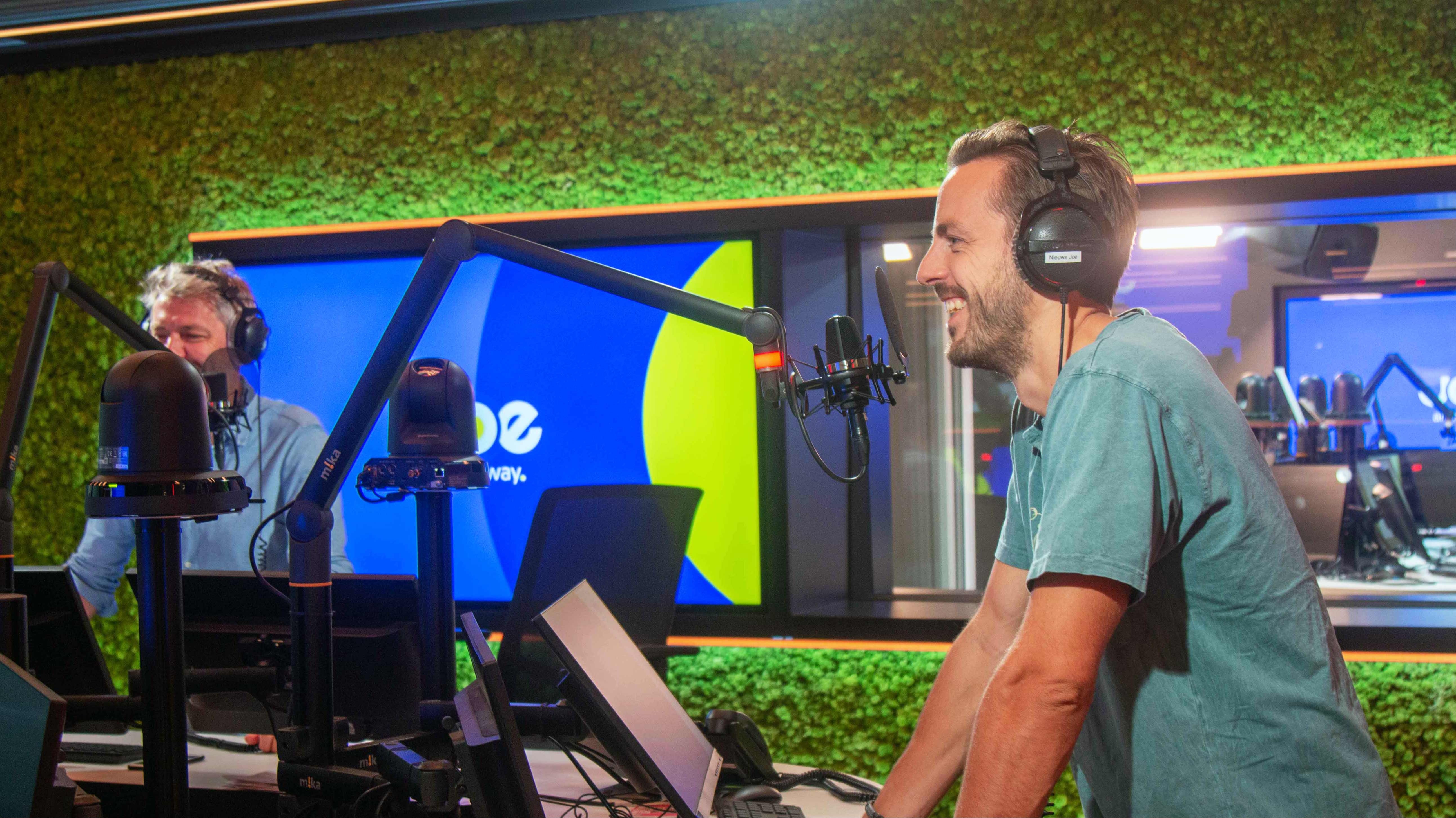 Welke artiesten gaat Guga imiteren op zijn nieuwe studio-album 'ONGEHOORD'? Guga interview