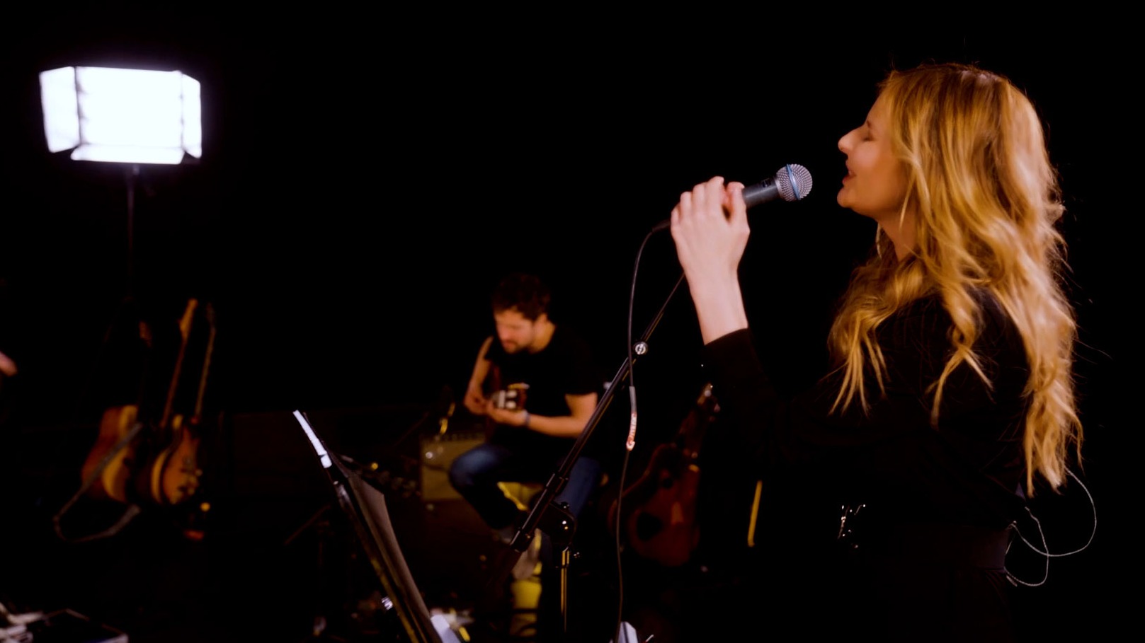 Isabelle A verleidelijk met eigen versie van 'Joe Le Taxi' Joe isabellea joeletaxi v8.mp4.00 00 50 14.still003