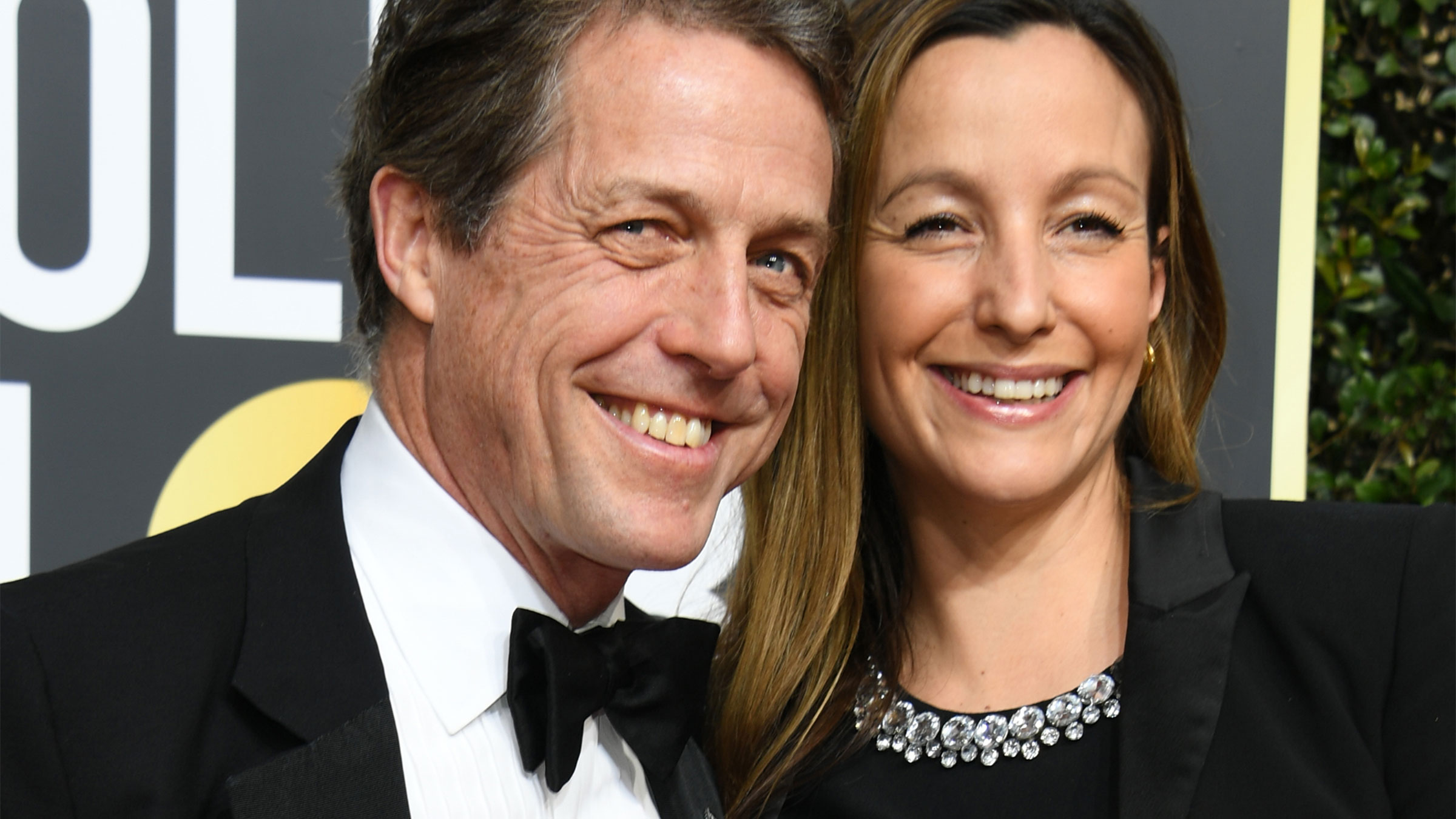 Sorry dames, Hugh Grant is nu officieel bezet Hugh 3