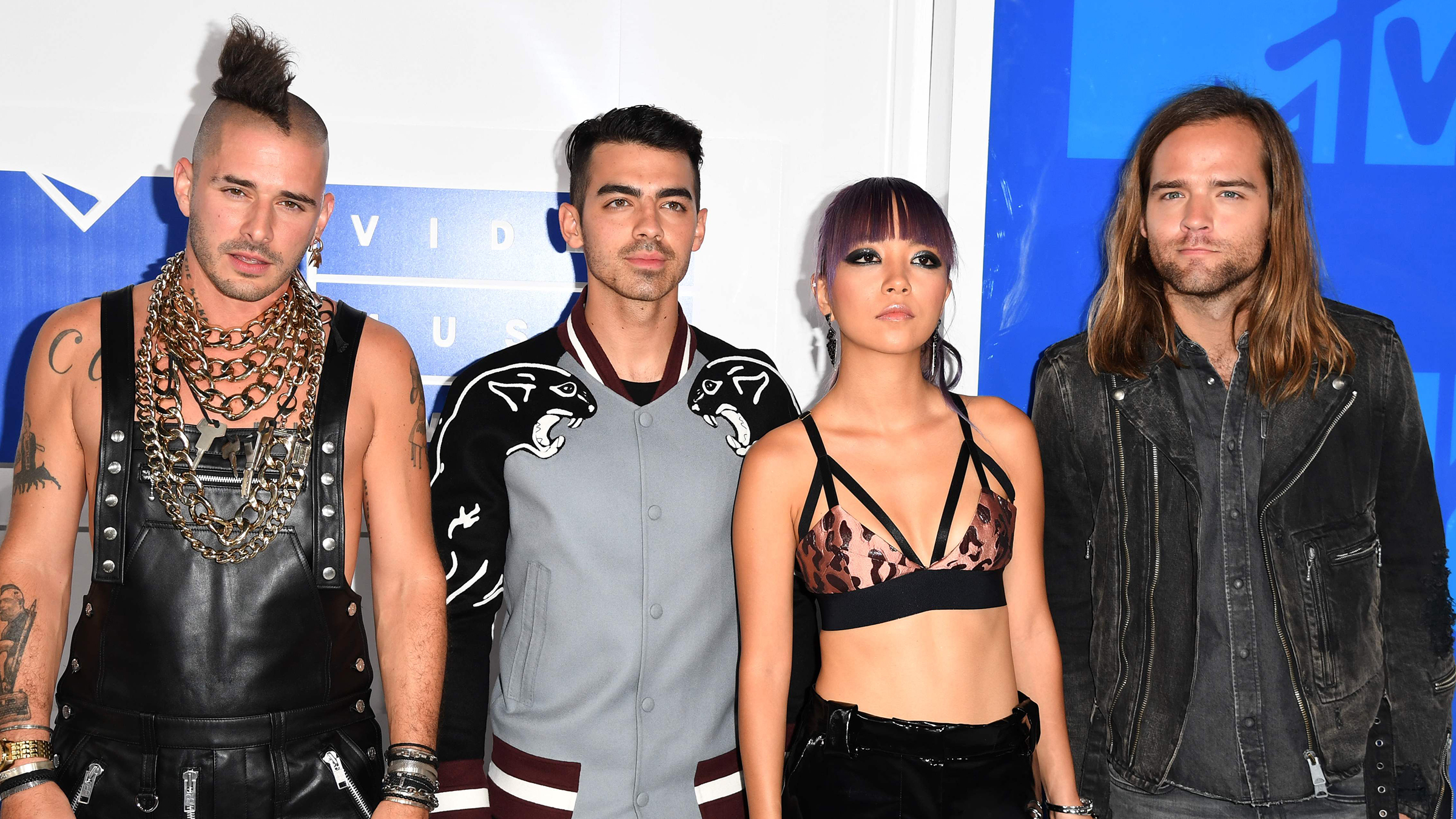 Zo promoot DNCE hun nieuwste track Qmusic