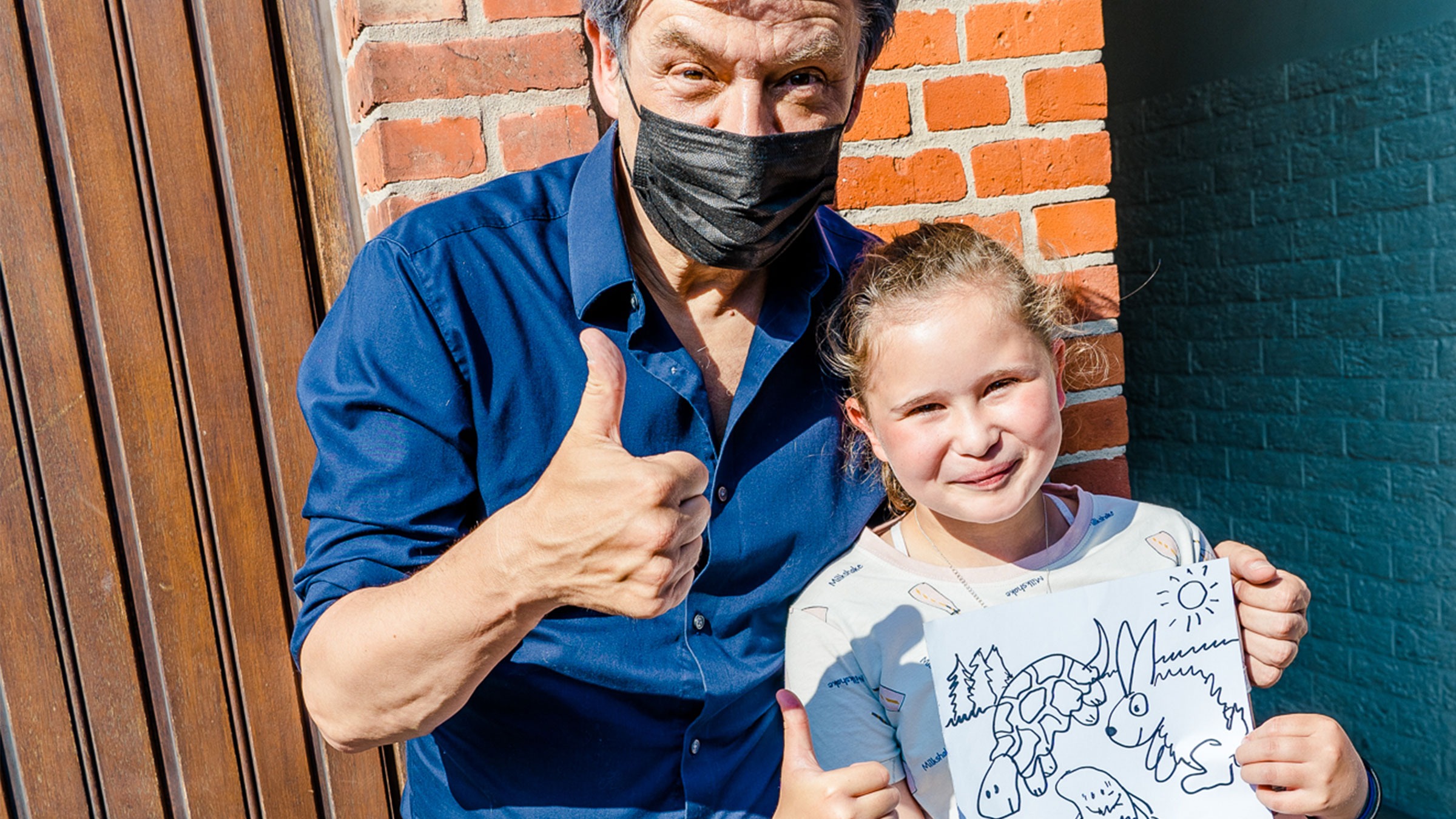 Bart Peeters verrast stoere Stinne met "een dansende patat op krukken" 20210608 bart peeters stinne 002