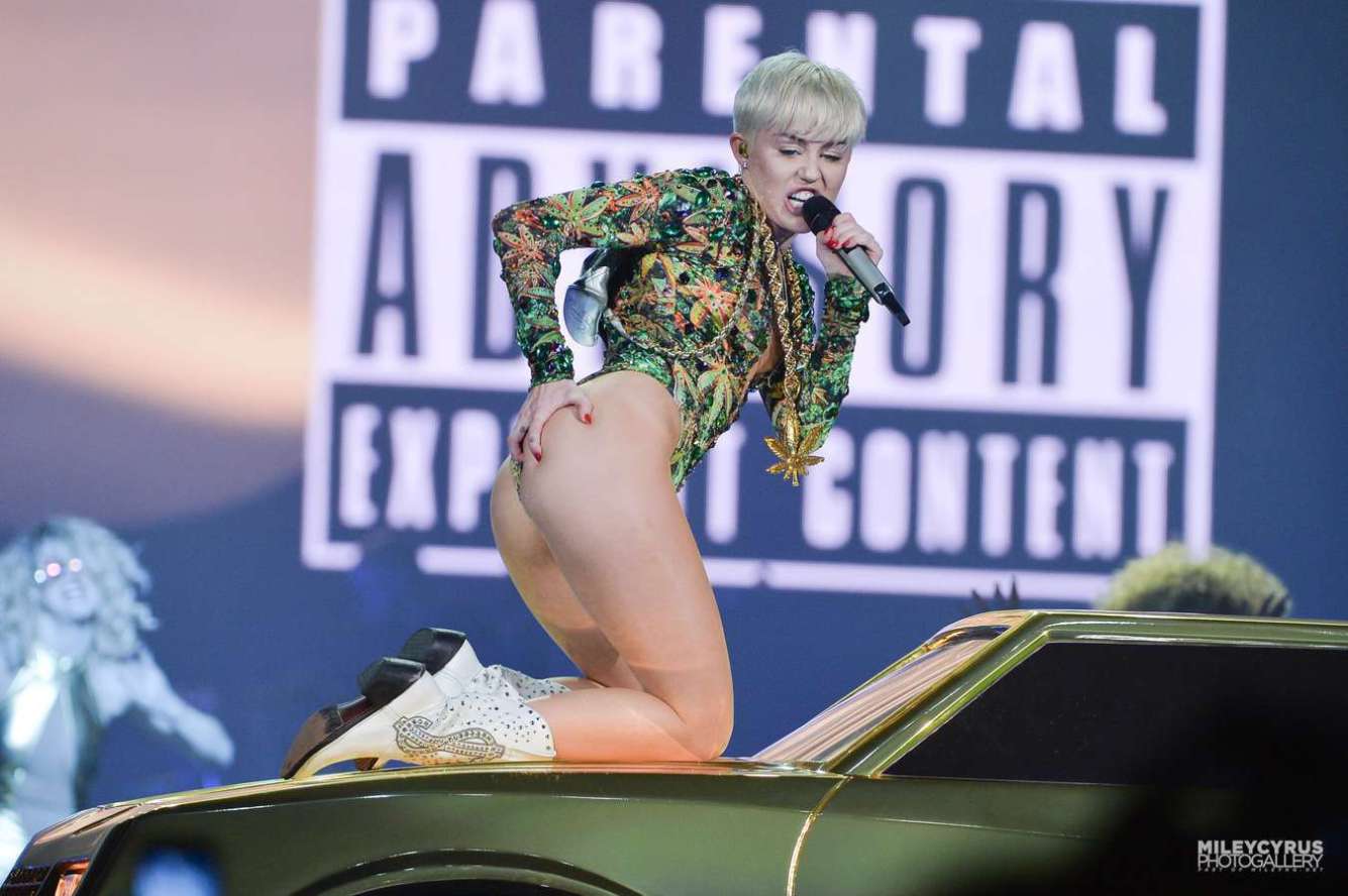 Miley cyrus at bangerz concert in toronto 02