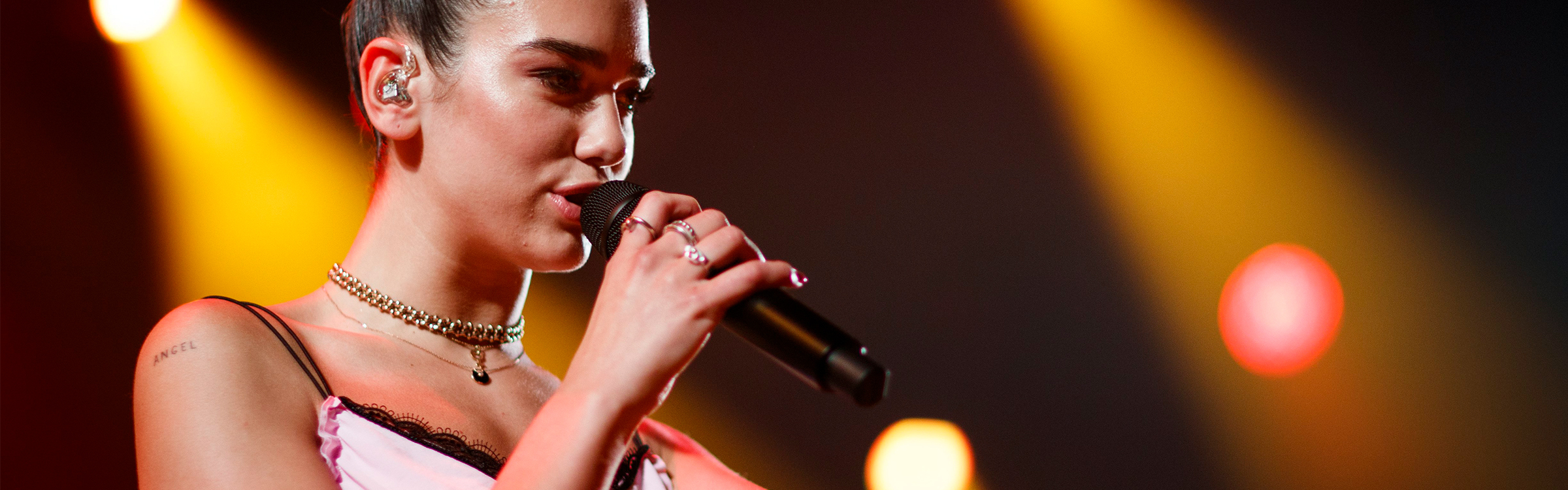 Dua Lipa is gespot in de oude promo van X Factor - Qmusic