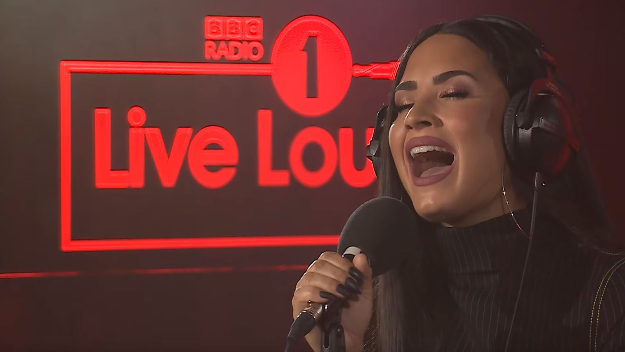 Gewaagd! Demi Lovato covert 'Too Good At Goodbyes' bij BBC Radio 1! - Qmusic2400 x 1350